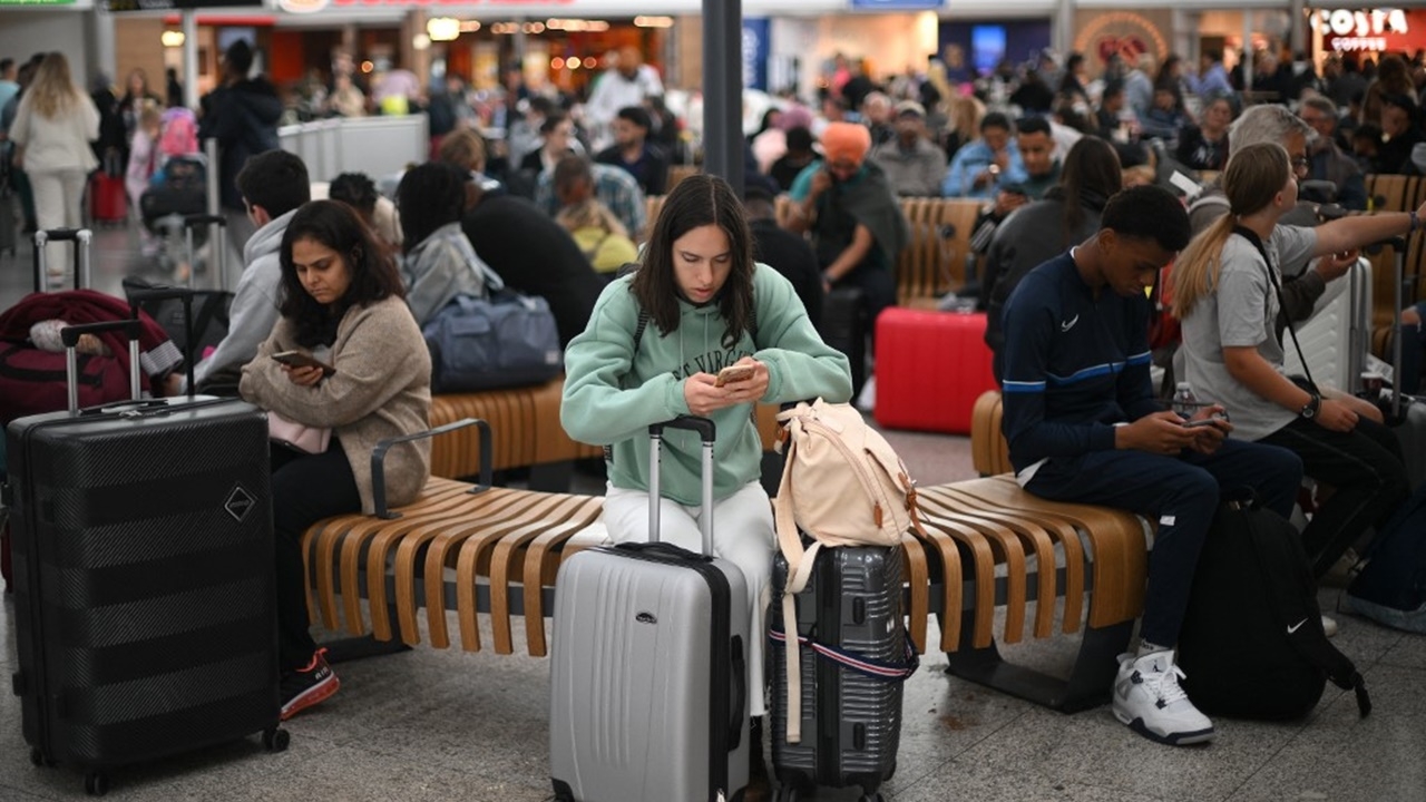 อังกฤษเผยข้อมูลการบินมีปัญหา ทำยกเลิกเที่ยวบินอื้อ-คาดแก้ไขหลายวัน