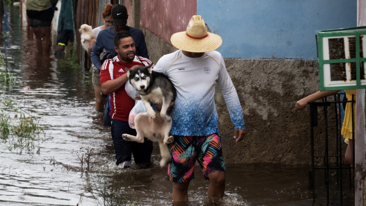 เฮอริเคน "อิดาเลีย" ทำน้ำท่วมคิวบา ก่อนเคลื่อนตัวออกไปมุ่งหน้าชายฝั่งสหรัฐฯ