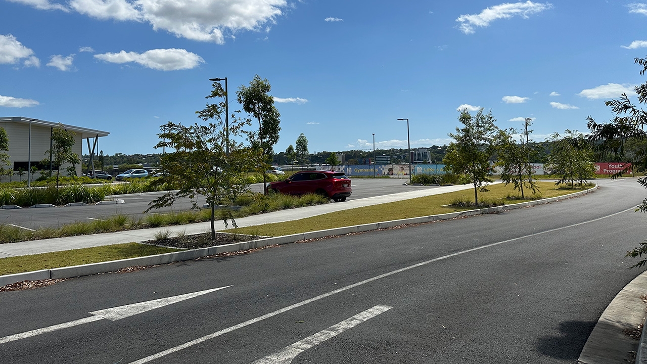 กทม.ลงมือพัฒนาถนนสวย ปลูกต้นไม้เกาะกลางถนน