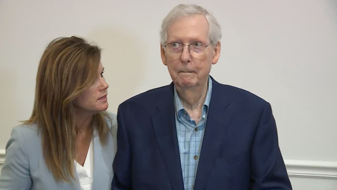 สว.อาวุโส "มิตช์ แมคคอนเนลล์" ยืนนิ่งพูดไม่ได้อีกเป็นครั้งที่ 2 ระหว่างแถลงข่าว (คลิป)