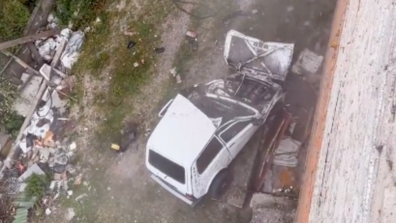 หวิดสิ้นชื่อ สตันต์แมนรัสเซียโชว์ขับรถข้ามตึกแต่พลาดหล่นกระแทกพื้น (คลิป)