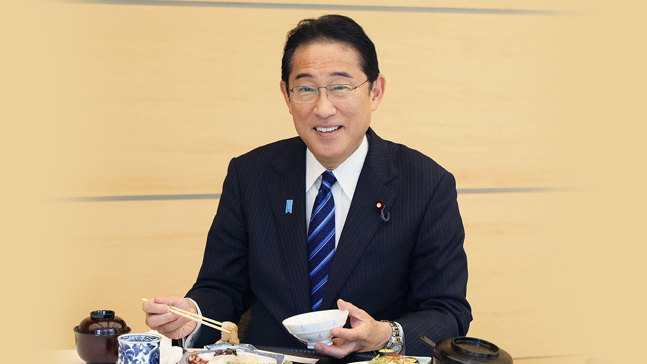 นายกฯ ญี่ปุ่นกินอาหารทะเลจากฟุกุชิมะโชว์ หวังเรียกความเชื่อมั่นนานาชาติ