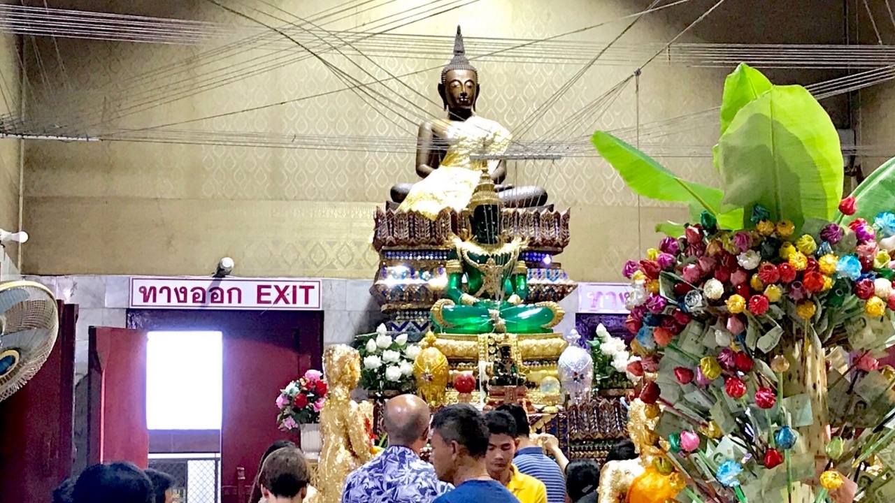 คอหวยส่อง "เลขเด็ด" อ่างน้ำมนต์ หลวงพ่อปากแดง ครบ 120 ปี เสี่ยงโชค 1/9/66