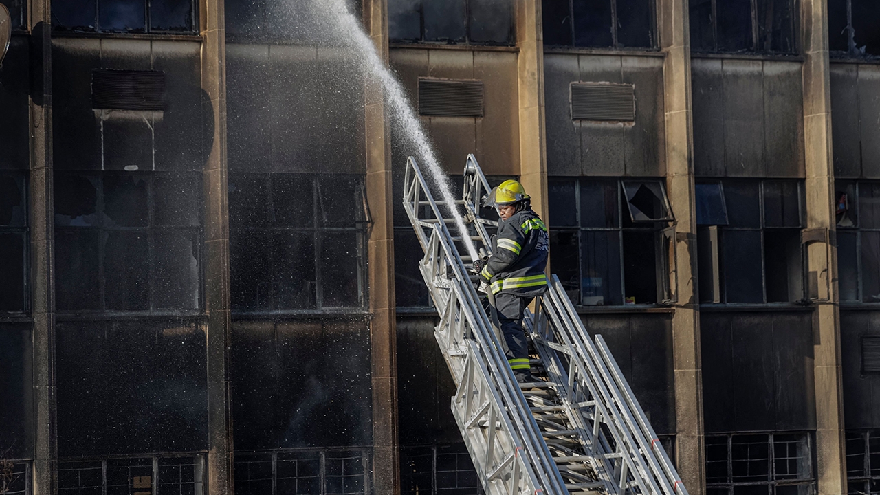 สุดสลด เหยื่อไฟไหม้อาคาร กลางเมืองโยฮันเนสเบิร์ก ทะลุ 73 ศพแล้ว