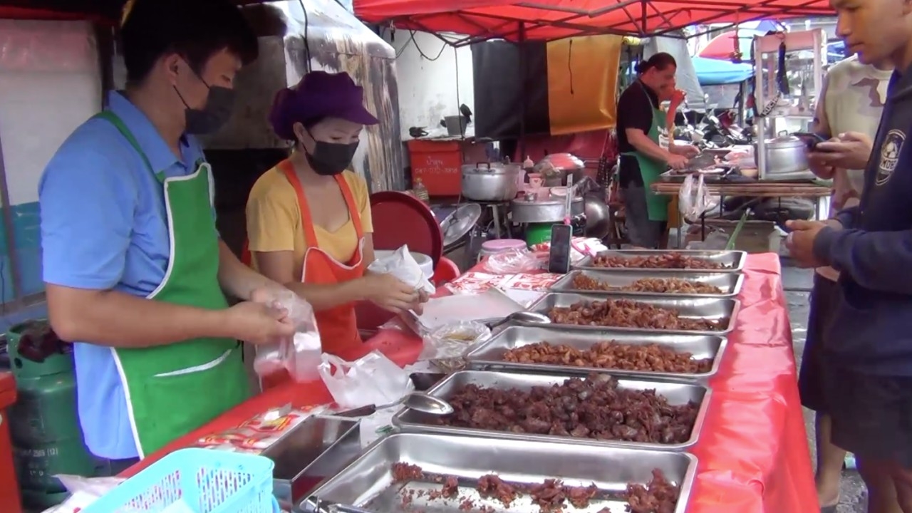 ข้าวเหนียวหมูทอด-ไก่ทอด ร้านหนูนาราชาข้าวห่อเมืองลำปาง ตลาดสดอัศวินให้เยอะจุกๆ