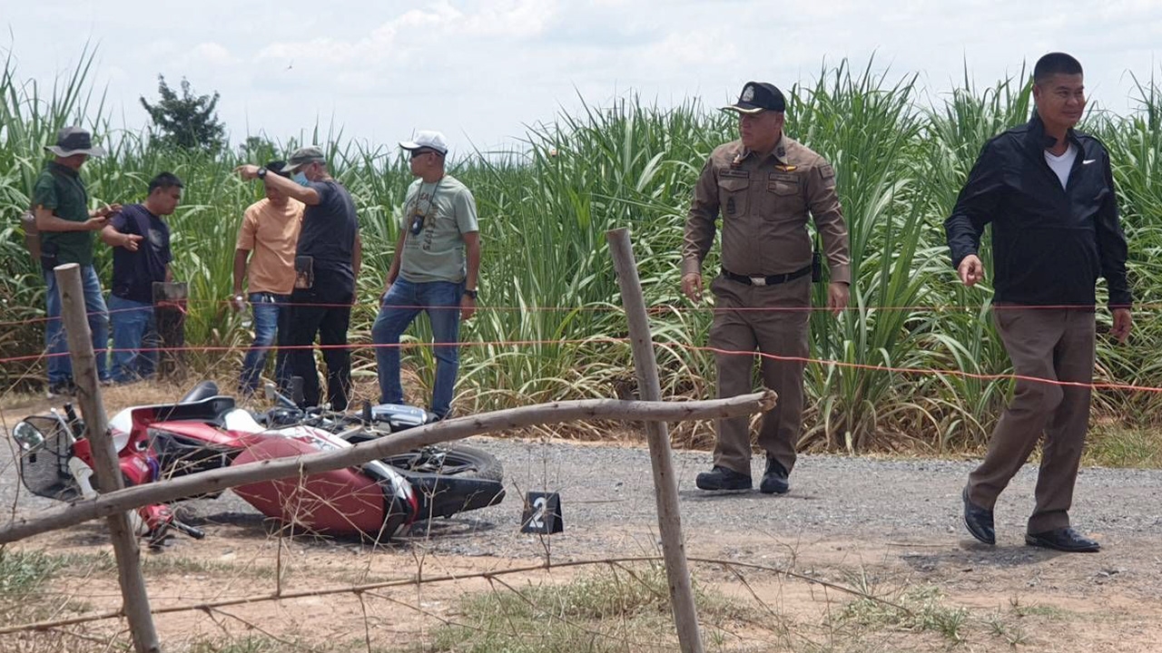 ลวงฆ่า สายตำรวจ ยิงทิ้งกลางไร่อ้อย คาดมือปืนแก้แค้น ปม หักธุรกิจมืด