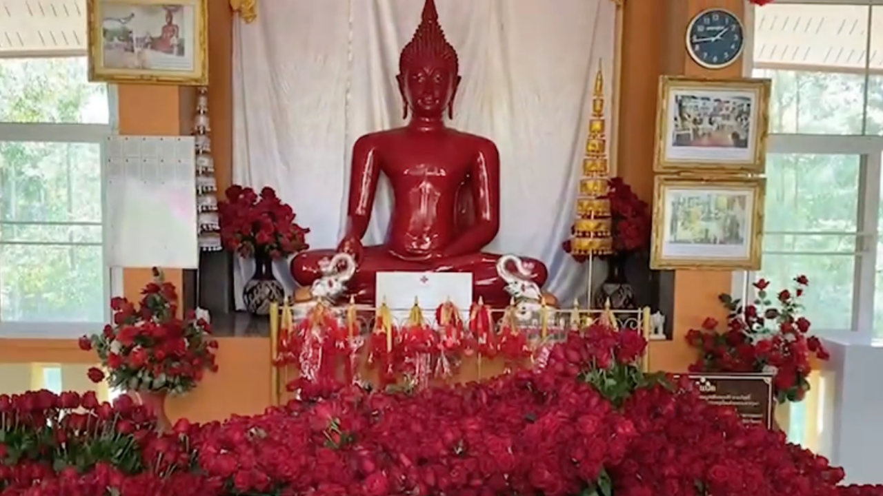 เจ้าของบริษัท หอบกุหลาบแก้บน "หลวงพ่อแดง" สุดดีใจได้ "เลขดังงวดนี้" กลับไปลุ้น