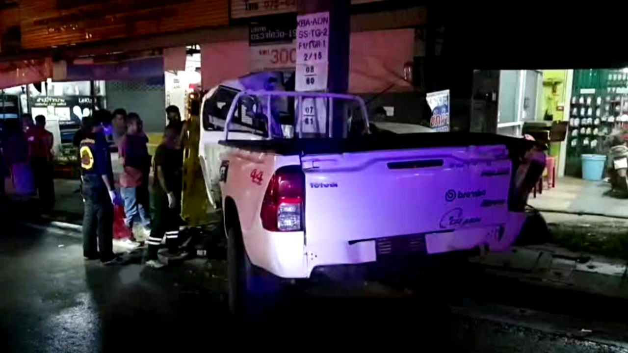 ปิกอัพฟาดเสาไฟ คนขับดับคารถ คนนั่งสาหัส เจอยาบ้า 1 ซอง ไม่รู้ของใคร