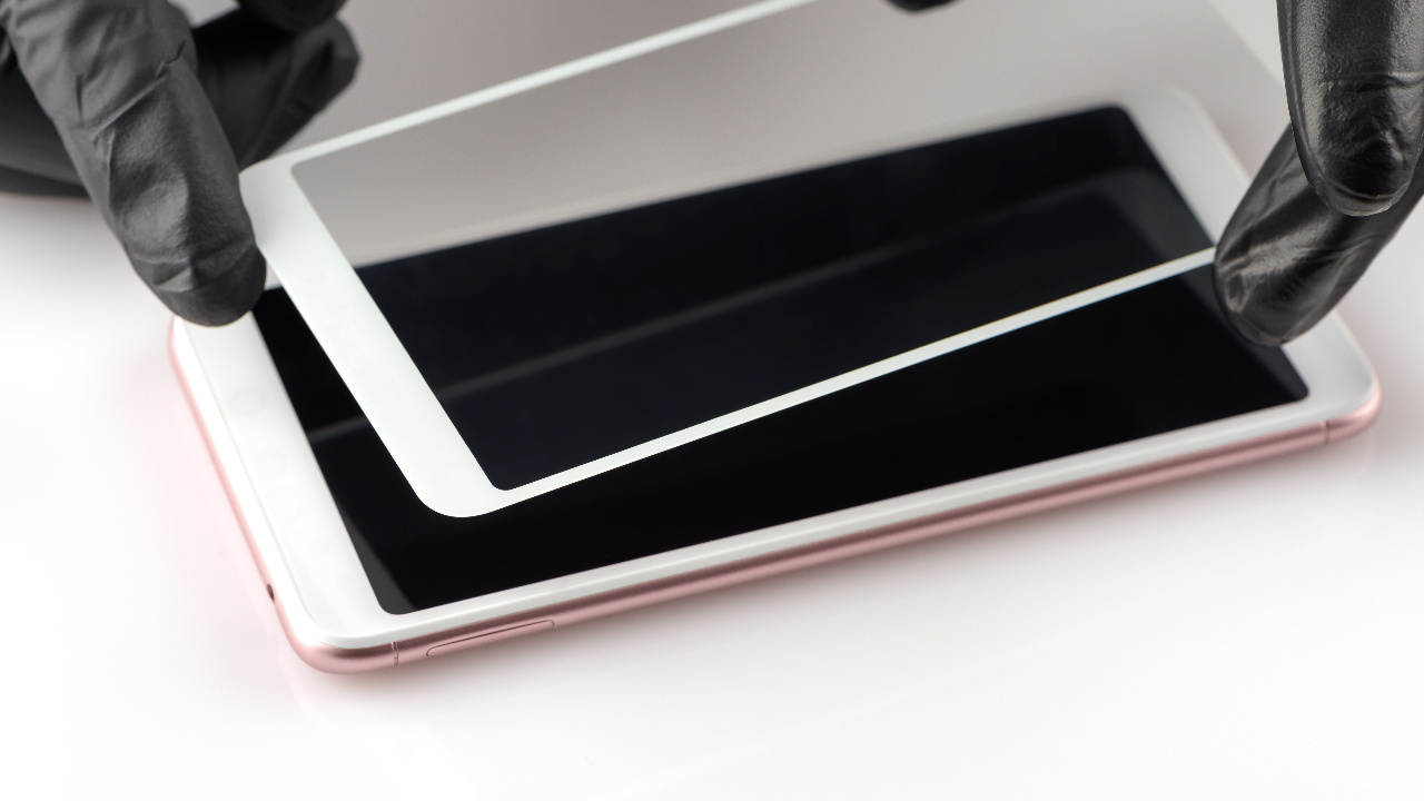 ฟิล์มกระจกไอโฟน ยี่ห้อไหนดี 2566 กันรอยขีดข่วน กันคนแอบมอง