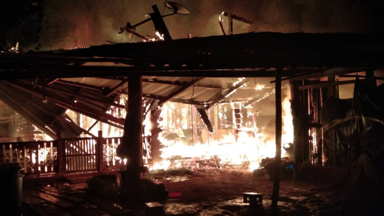 สลดใจไฟไหม้บ้าน คลอกคนป่วยติดเตียง สามีได้แต่ยืนมอง