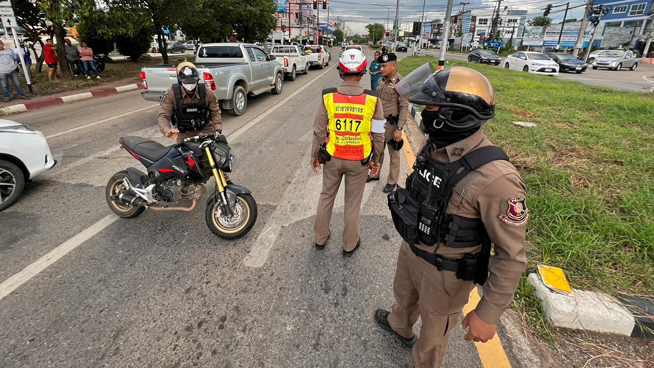 ตำรวจจราจรเรียกตรวจผู้ต้องสงสัย หนี 2 คดี แย่งปืนเผ่น