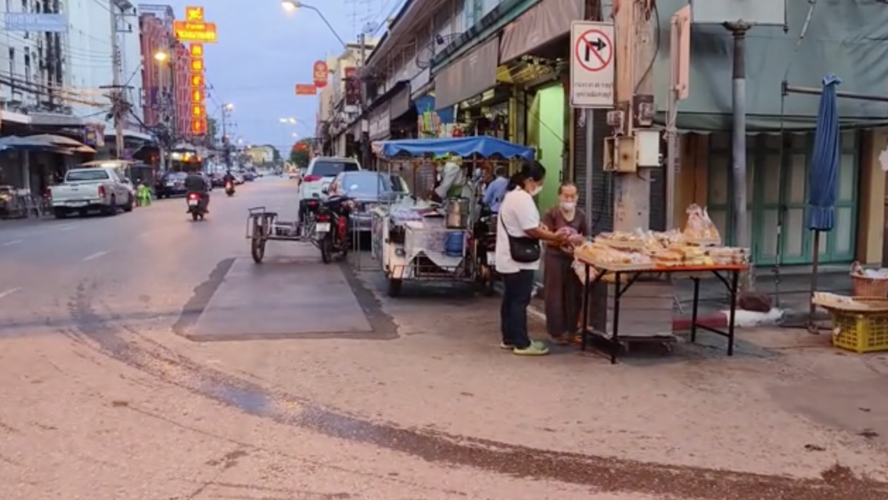 ฟัง 2 มุม ดราม่า "สามเณร" หยอกล้อใกล้ชิด ขณะยืนรับบิณฑบาต