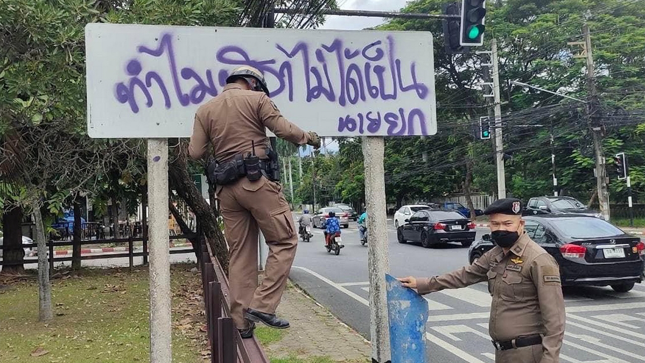 "ทำไมพิธาไม่ได้เป็นนายกฯ" ชาวเชียงใหม่ยังข้องใจ พ่นสีสเปรย์ใส่ป้ายริมถนน