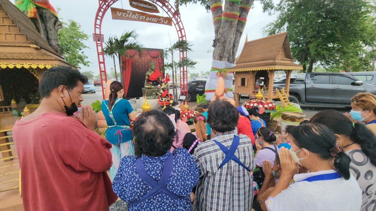 พ่อค้าแม่ค้า มาขอพร "พญายมราช" วัดดัง เชื่อช่วยให้ค้าขายดี แถมได้เลขเด็ด 1/9/66