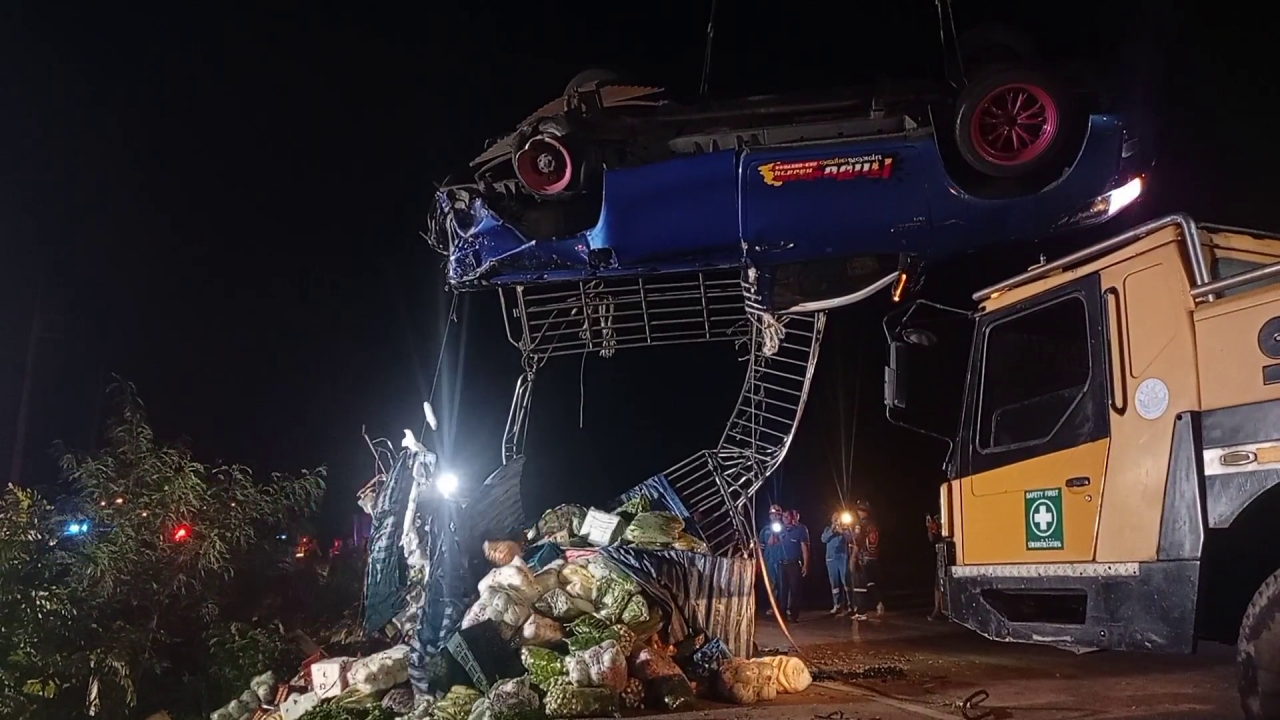 กระบะยางระเบิด เพื่อนจอดช่วย รถพ่วงไม่เห็นชนยับ คอนเทนเนอร์ร่วงทับดับ 3