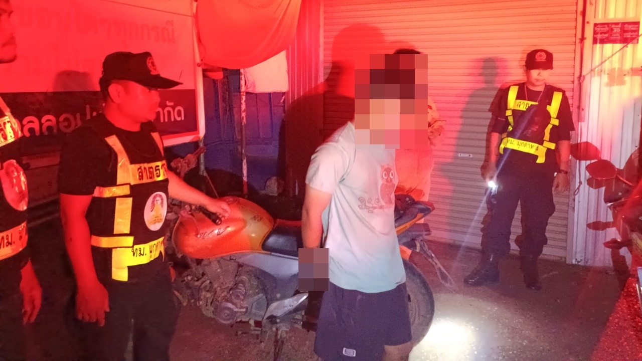 โจรจนมุม เจ้าหน้าที่เจอตัวแกล้งทำเป็นนอนหลับ แต่สุดท้ายไม่รอด