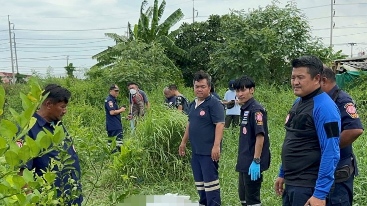 หนุ่มเมียนมาตายในบ่อปลาปริศนา ตร.บางบ่อ เร่งสอบหลังพบพิรุธ เศร้าลูกสาวกราบลาพ่อ