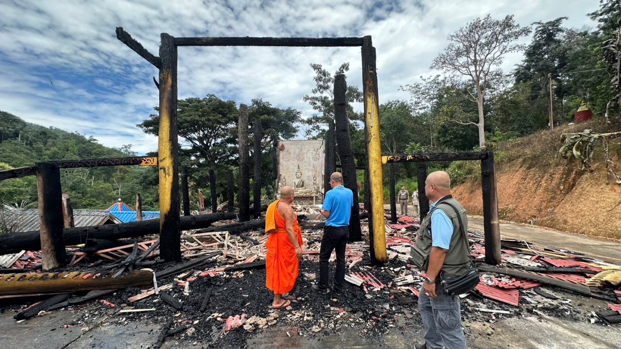 ไฟไหม้วิหารไม้กว่าร้อยปี บนดอยสูงที่ อ.แม่สรวย เจ้าอาวาสเผยสร้างใหม่ไม่ไหว 