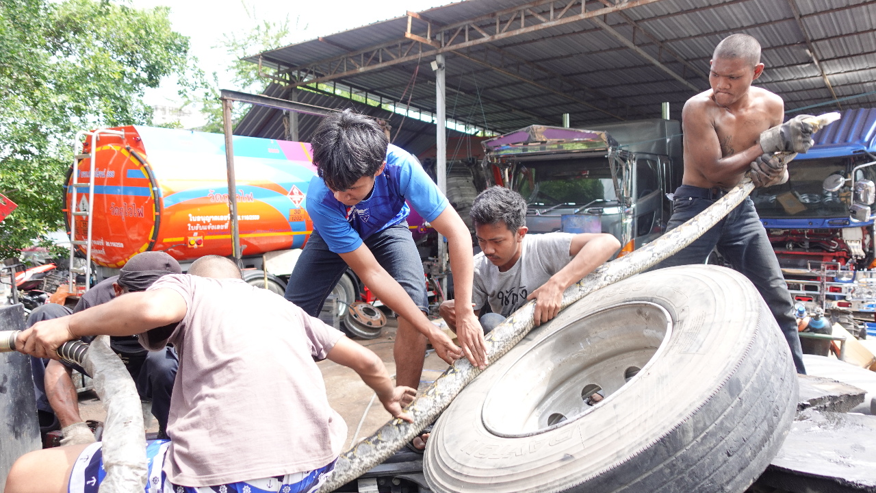 สุดยอดความวุ่นวาย จับ "งูเหลือมยักษ์" ก่อเรื่องแสบแล้วแอบเข้ารถบรรทุก