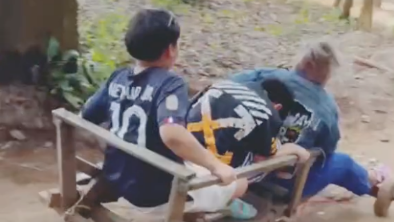 ไม่รู้จะขำหรือสงสาร นาทีชีวิต 3 แม่ลูกเหินฟ้า กระเด็นออกจากรถฟอร์มูล่าม้ง