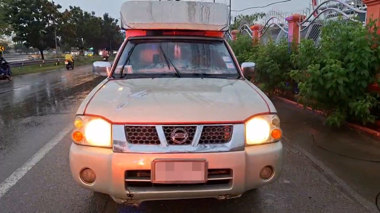 ชายจอดรถเดินลงมานอนพักที่ศาลาก่อนพบเป็นศพ ทิ้งสุนัขไว้บนรถ