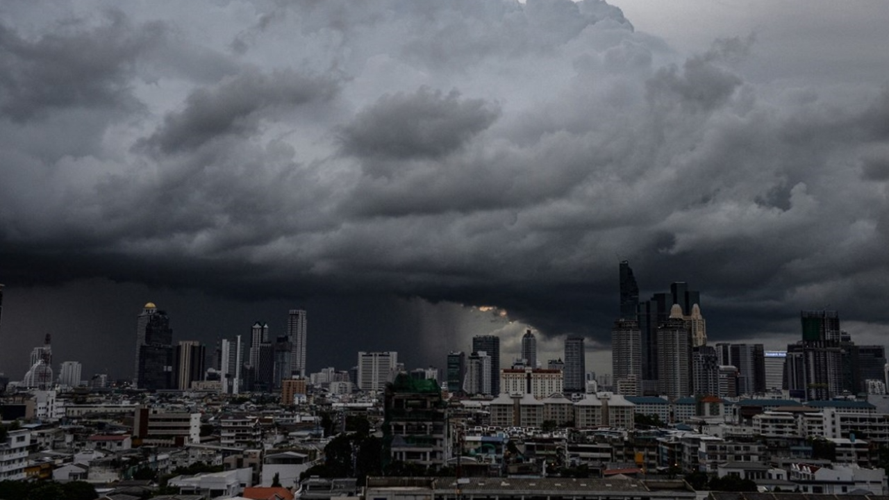 สภาพอากาศวันนี้ 10 จว.ฝนหนัก พรุ่งนี้ทุกภาค เตรียมรับมือฝนถล่ม