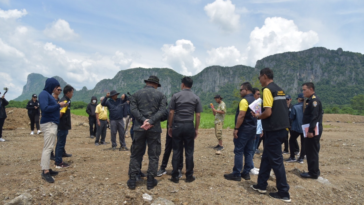 DSI ตรวจบ่อฝังกลบซากหมูเถื่อน 161 ตู้ คาดใช้เวลา 5 วัน ทำลายแล้วเสร็จ