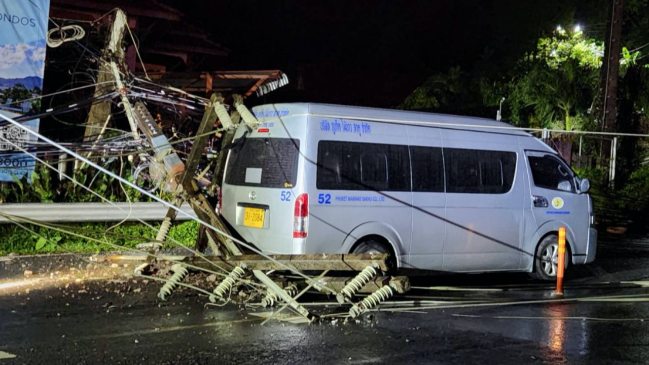 พายุฝนถล่มภูเก็ต เสาไฟฟ้าหักฟาดรถตู้ นทท.ต้องลงเดินเท้าไปโรงแรม 