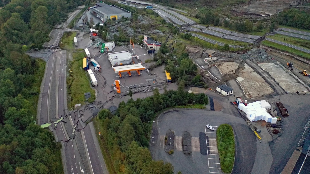 ถนนมอเตอร์เวย์สวีเดนพังเสียหายหนักหลังเหตุดินถล่ม