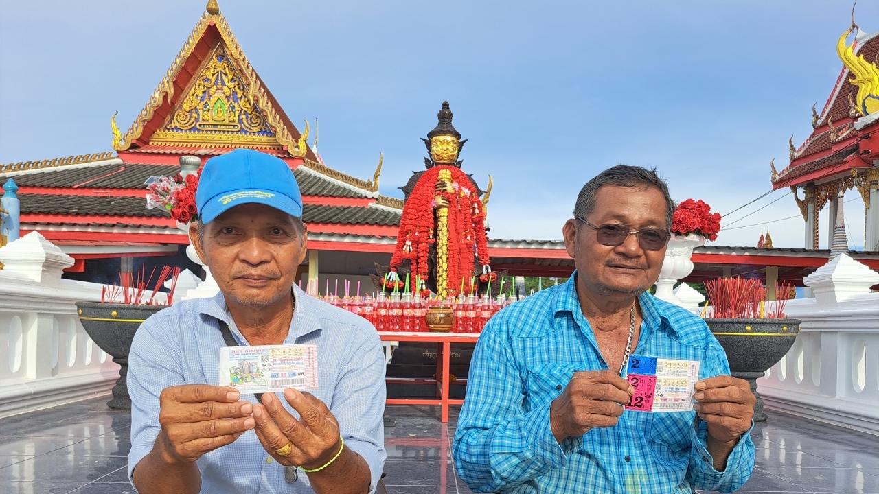 สองเพื่อนรัก แก้บน "ท้าวเวสสุวรรณ" หลังได้โชคทั้งคู่ แถมส่อง "เลขเด็ด" ไปลุ้นอีก