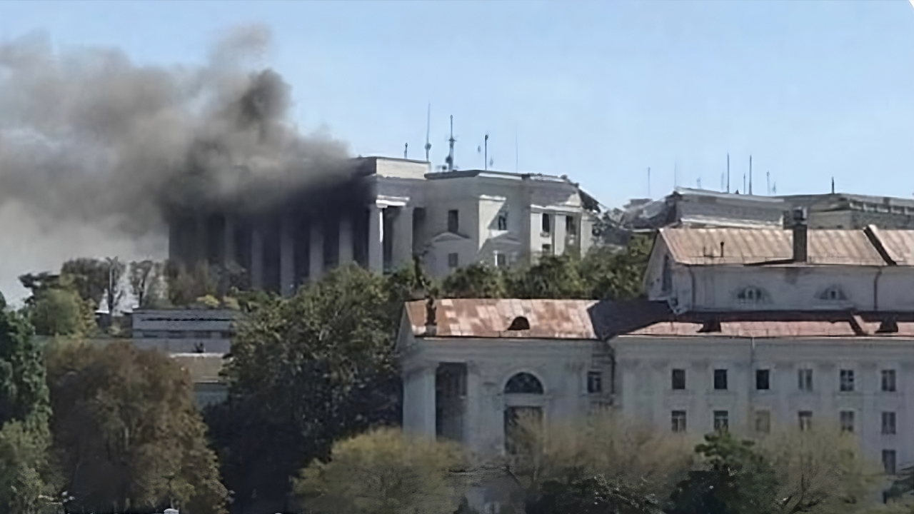 ระทึก นาทีขีปนาวุธยูเครน ถล่มศูนย์บัญชาการทัพเรือรัสเซียที่ไครเมีย (คลิป)