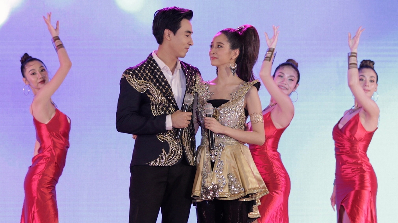 "ฟีฟ่า" เซอร์ไพรส์หวานขอ "ชิงชิง" แต่งงาน คุกเข่าบนเวทีคอนเสิร์ตส่งท้าย "มาเฟียลำซิ่ง"