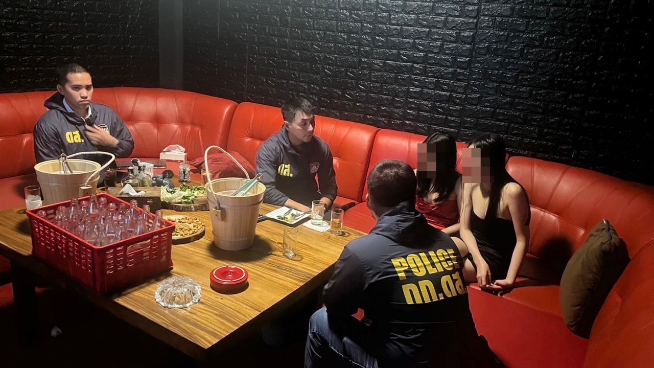 ดส.บุกทลายร้านคาราโอเกะย่านจรัญฯ แฝงค้ากาม ด.ญ.ลาว บังคับนั่งดริงก์ลูกค้าหื่น