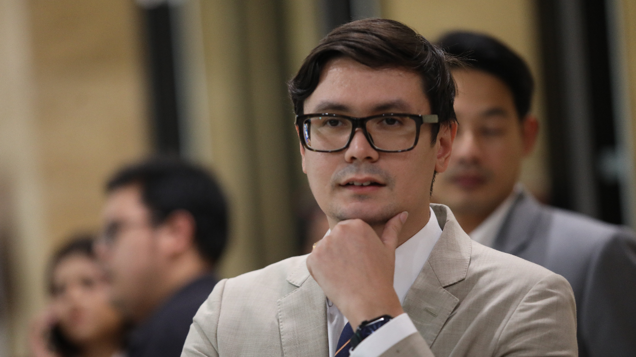 “โรม” ซัดรัฐบาลเขียนเสือให้วัวกลัว เชื่อ ข้าราชการน้ำดี หวังดีกับประเทศ