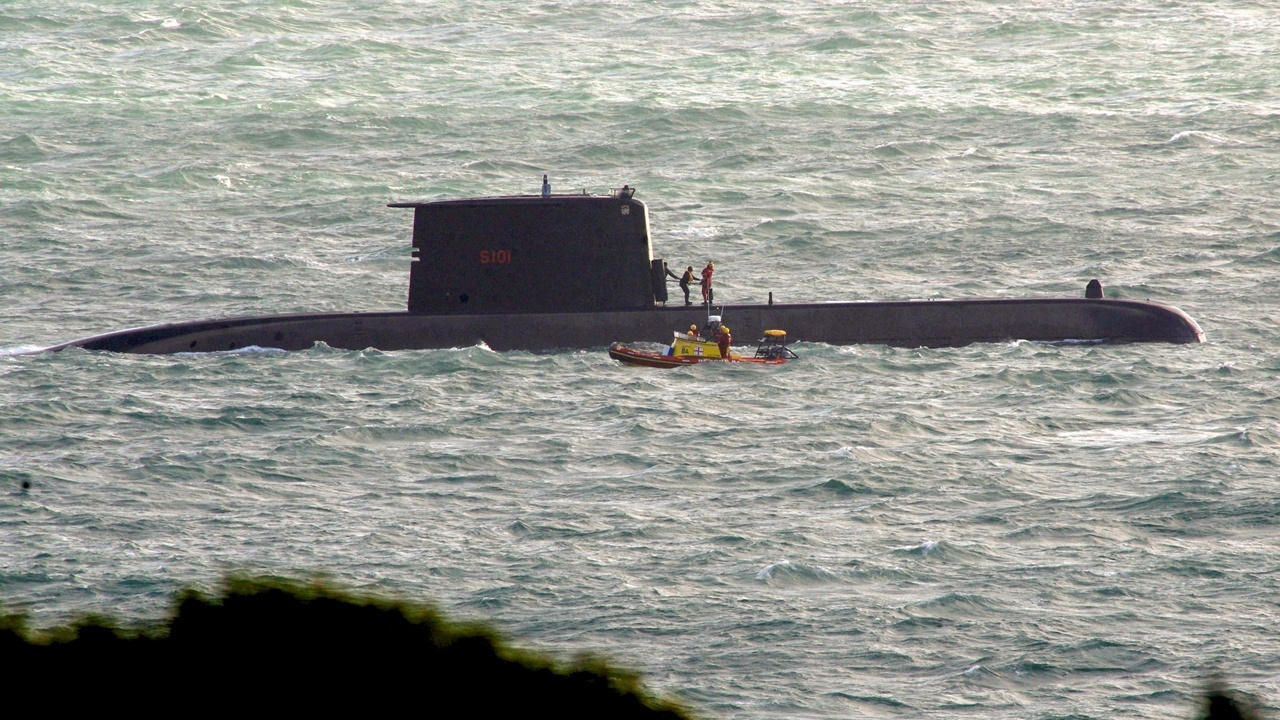 ทหารแอฟริกาใต้ ถูกคลื่นซัดตกเรือดำน้ำ ดับ 3 ศพ อาการวิกฤติอีก 1