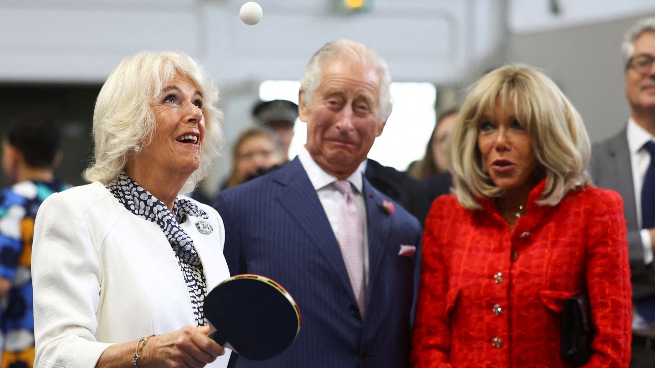 ภาพหาชมยากควีนคามิลลาทรงตีปิงปองร่วมกับสุภาพสตรีหมายเลข 1 ของฝรั่งเศส (คลิป)