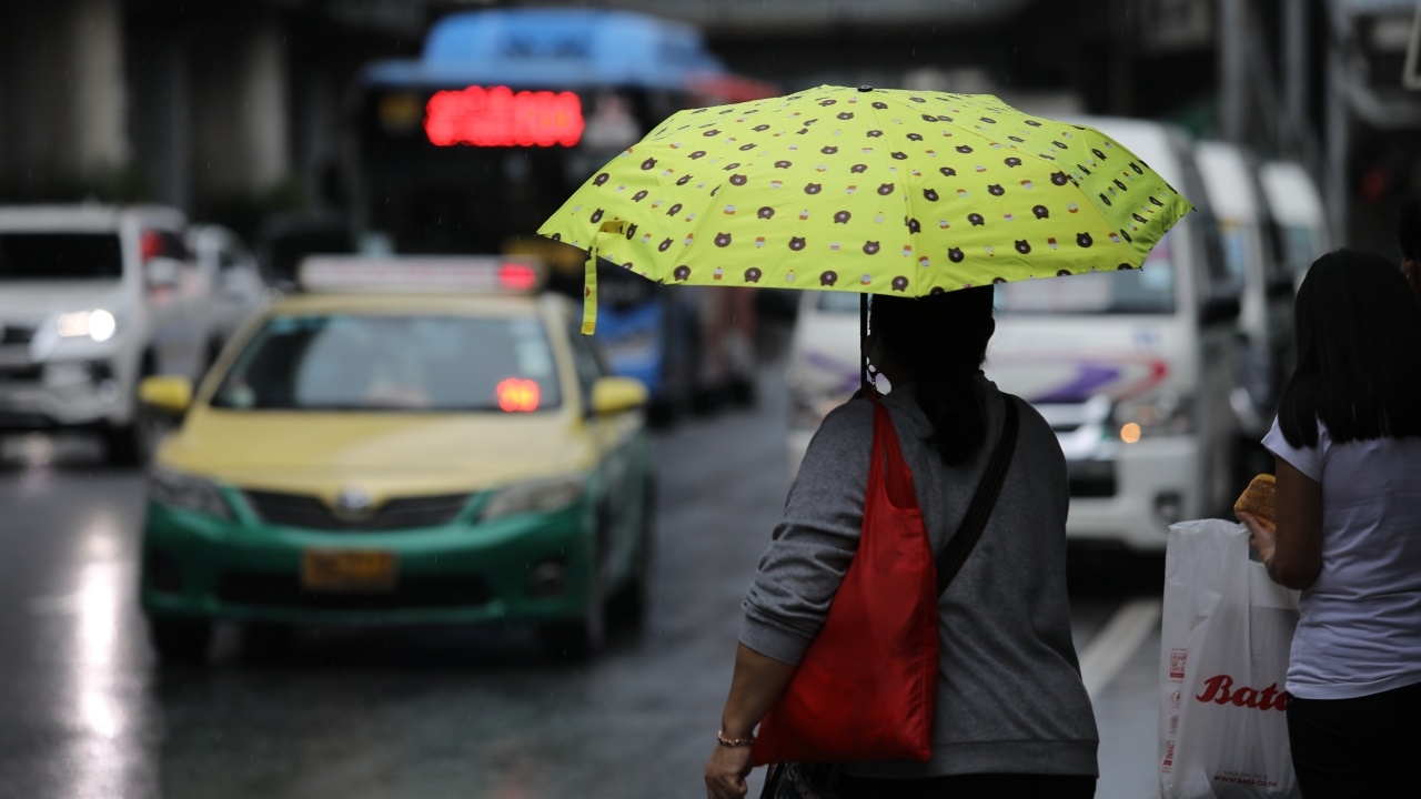กทม. เตือนฝนตก 80% เช็กพื้นที่เฝ้าระวัง ลมกระโชกแรง-ฝนตกหนักมาก