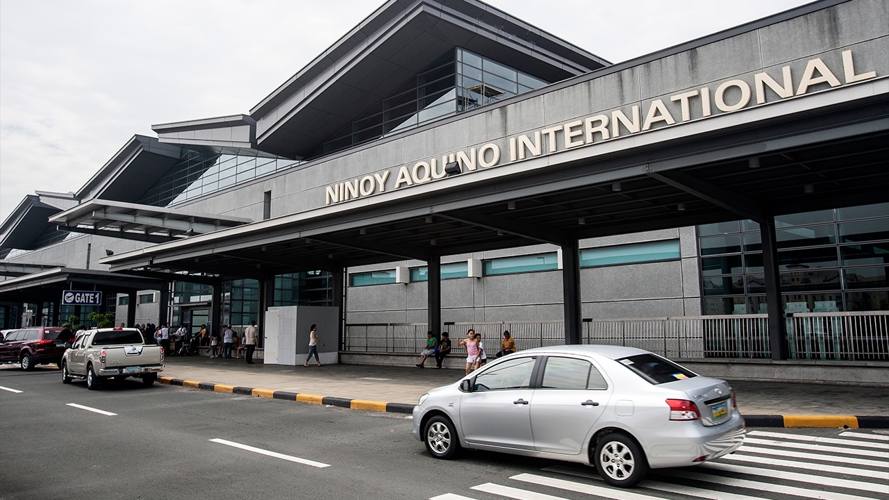 จ่อลงโทษสูงสุด จนท.สนามบินฟิลิปปินส์ ขโมยเงินผู้โดยสารก่อนกลืนลงท้อง (คลิป)