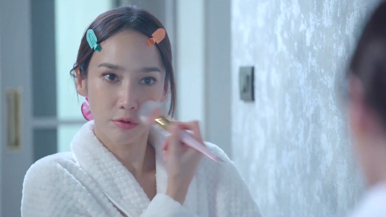 "อั้ม พัชราภา" สวยทะลุเลนส์ กับซีนจือปากแต่งหน้าฉบับตัวแม่ ในละคร "ลมพัดผ่านดาว"