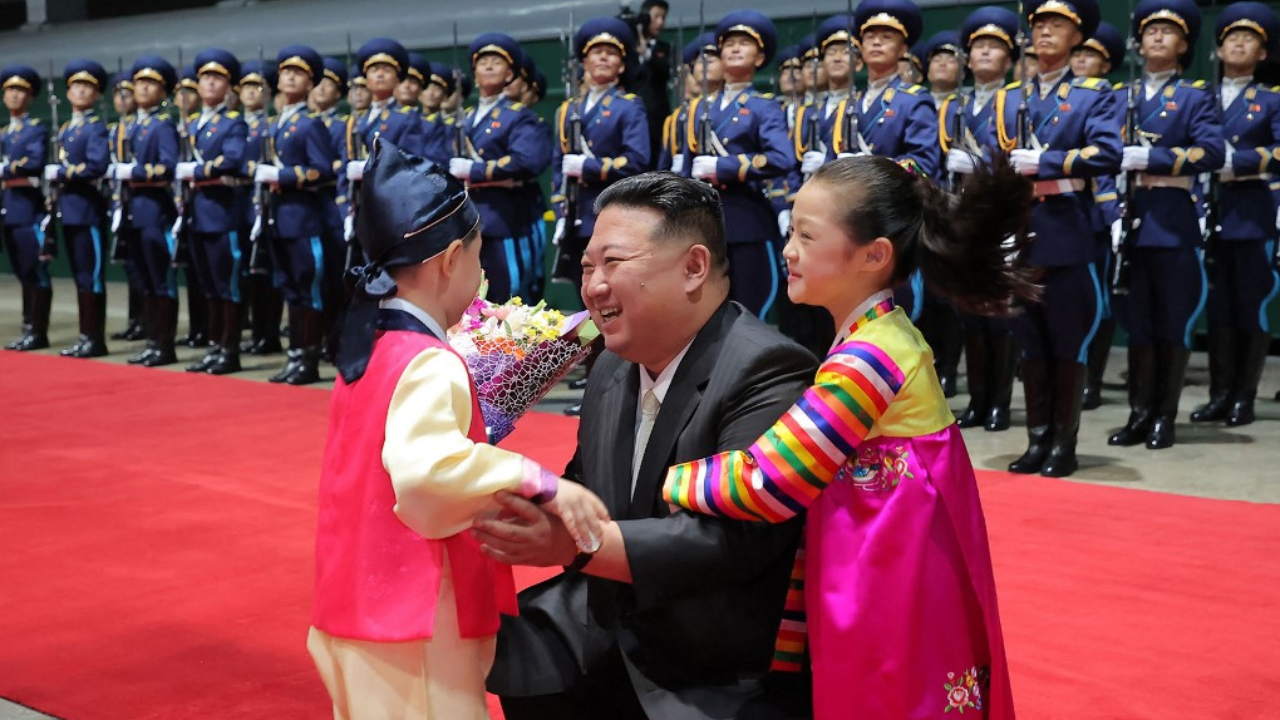 "คิม จอง อึน" กลับถึงกรุงเปียงยาง จนท.-ประชาชนแห่ต้อนรับเนืองแน่น