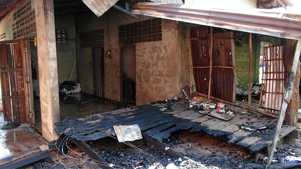 คลั่งยาเผาบ้าน มีดแทง “ตำรวจ” เจอยิงสิ้นฤทธิ์