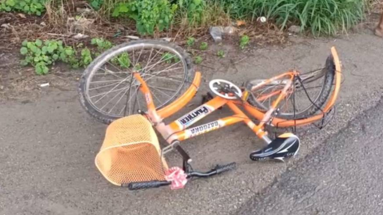 สลด ลูกลืมของ แม่ปั่นจักรยานกลับไปเอาที่บ้าน ถูกรถเก๋งชนดับ 