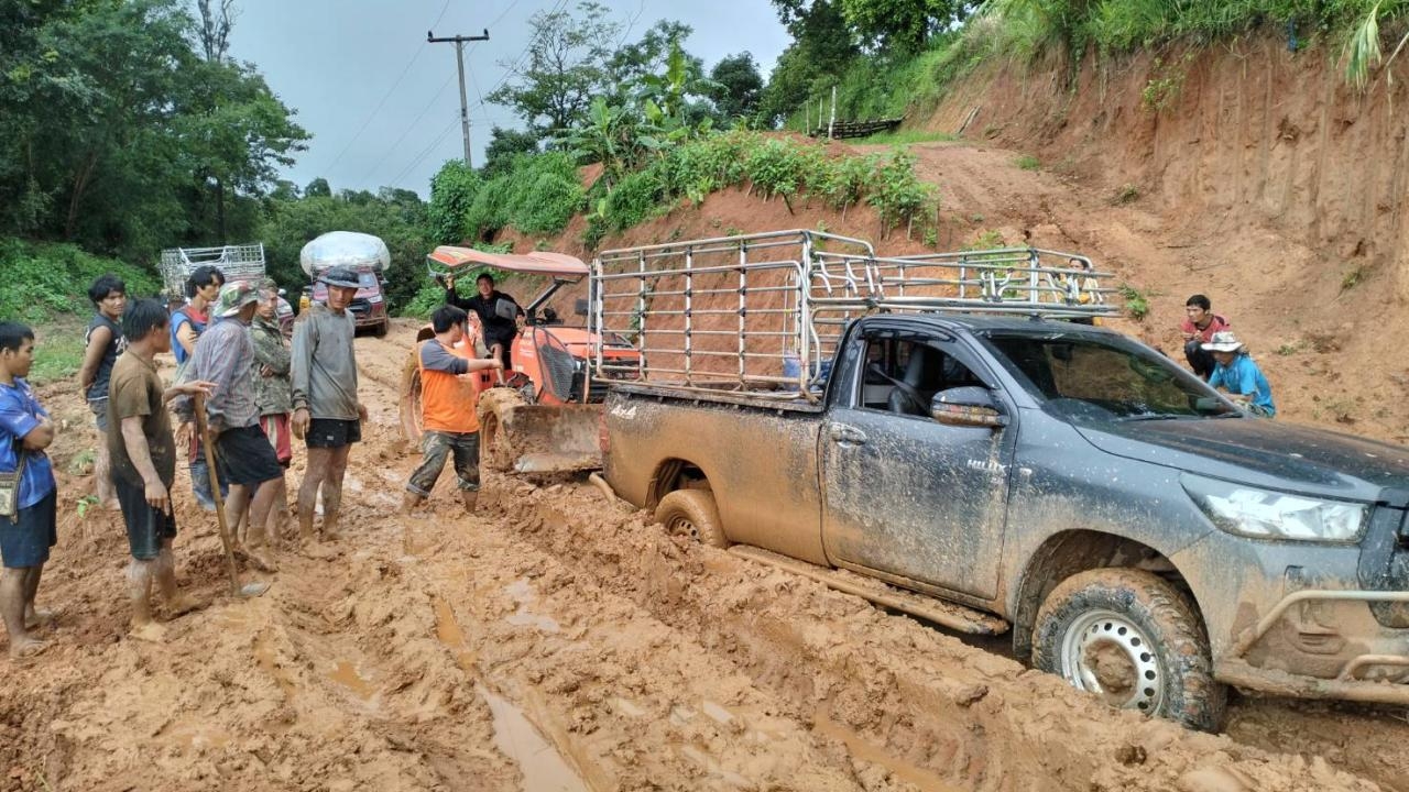 แม่แจ่มถนนเละ คนบนดอยขนพืชผักลงมาไม่ได้ รถติดหล่ม หวั่นพืชผักเน่าไม่ทันขาย