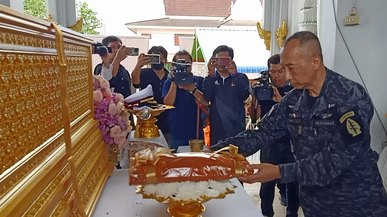 枪击案震惊社会，泰国警界为死者举行葬礼仪式并深赋哀悼