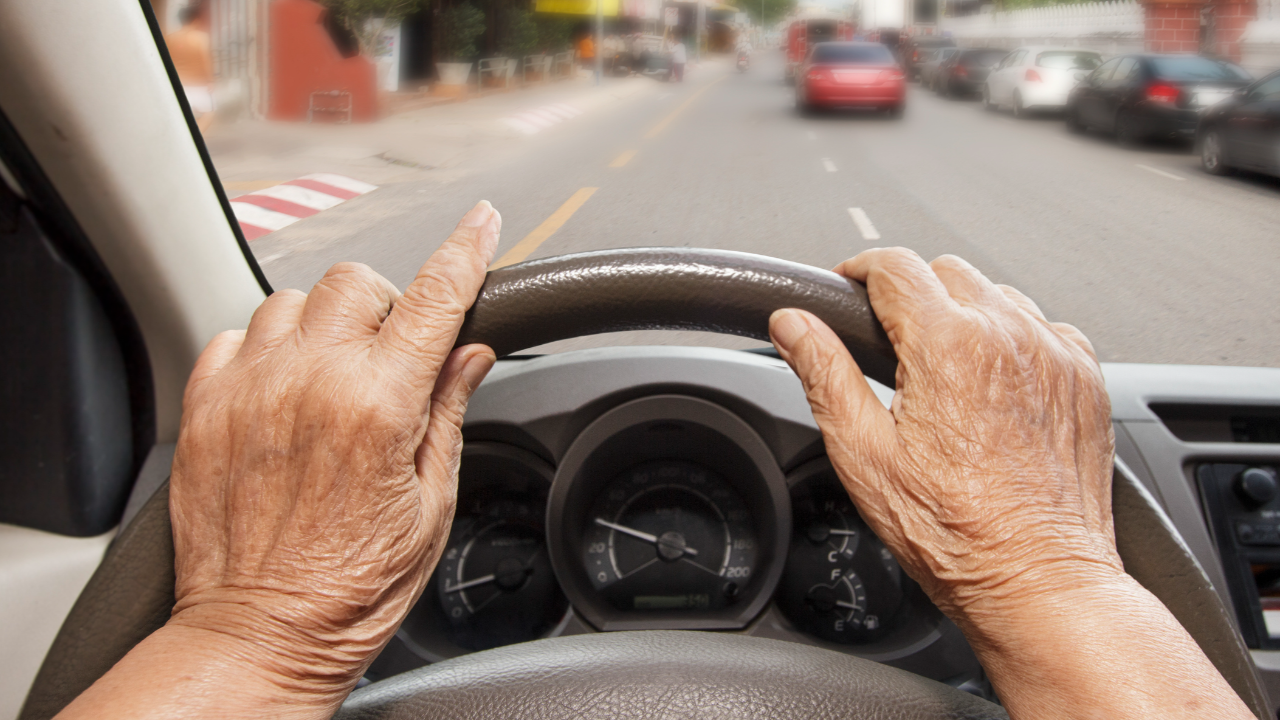 ผู้สูงอายุขับรถได้ไหม แบบไหนถึงปลอดภัย