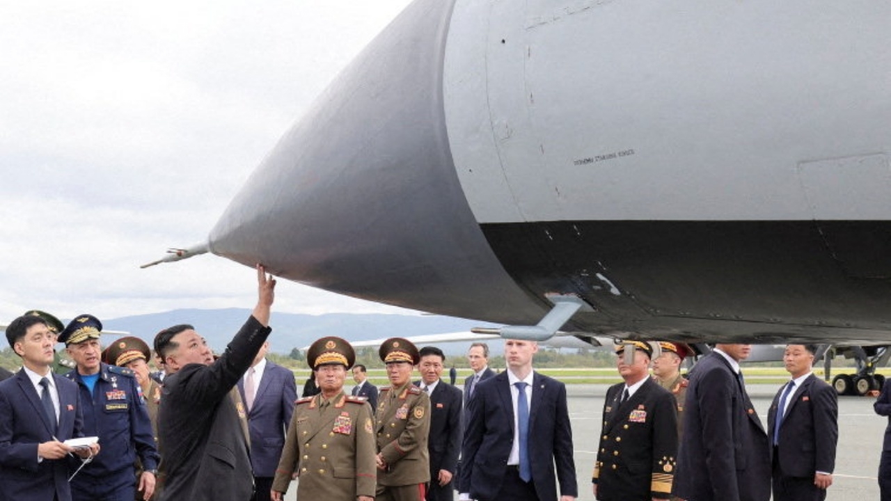 คิม จอง อึน 'ตาลุก' ไปชมขีปนาวุธความเร็วเหนือเสียง 'คินซาล' ของรัสเซีย