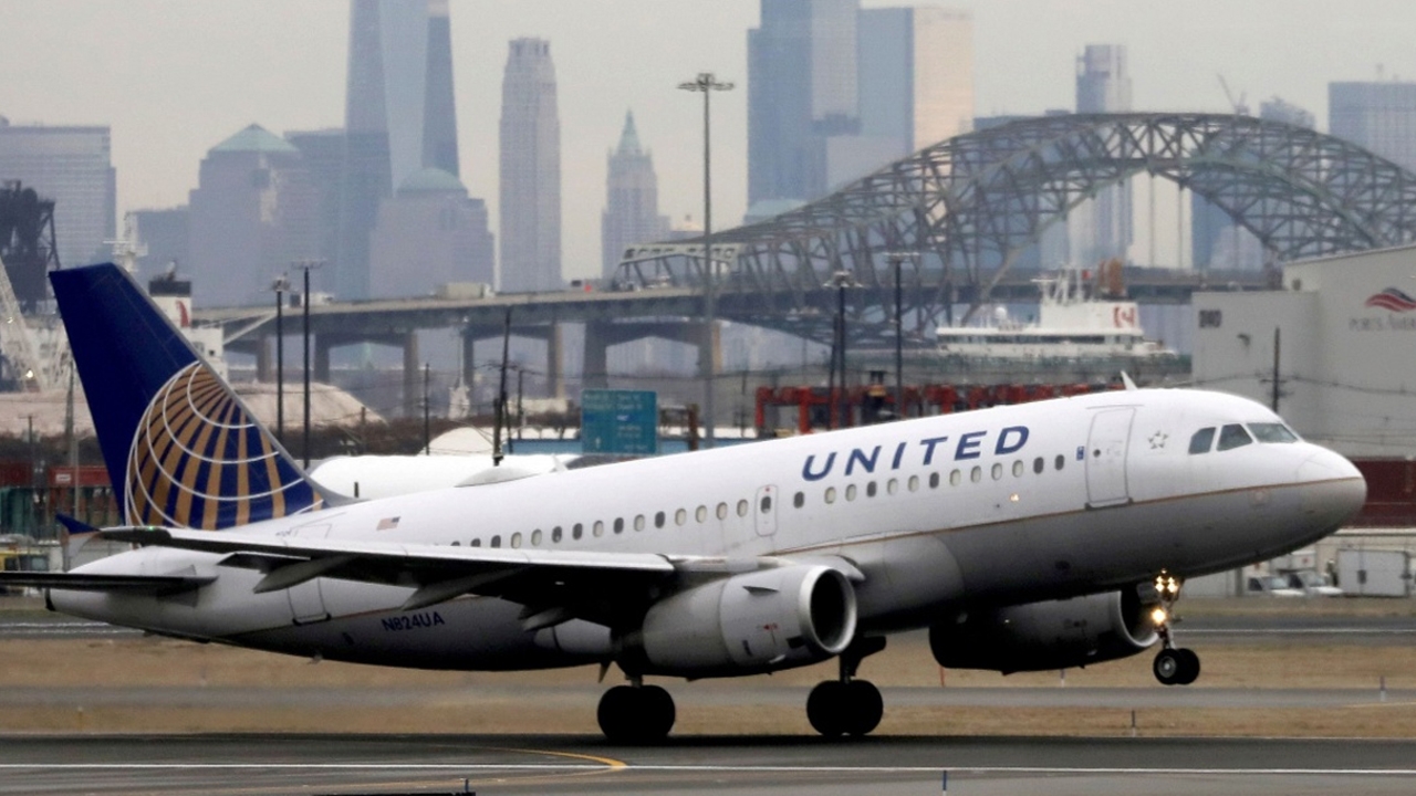 ระทึก นักบินยูไนเต็ดแอร์นำเครื่องลดระดับกะทันหัน หลังพบปัญหาความดันอากาศ