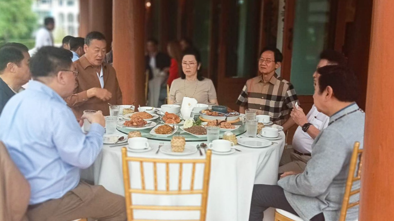 “เศรษฐา” แวะทักทาย “สมชาย-เจ๊แดง” ถึงบ้านเชียงใหม่ พร้อมร่วมกินข้าวเช้าชื่นมื่น