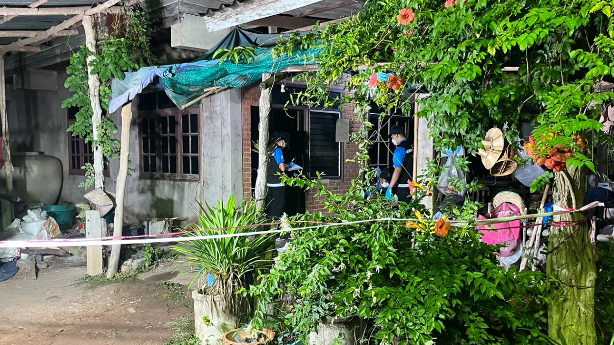 ลูกสาวทะเลาะกับแม่ บีบคอลากลงจากเตียง ทุบหัวดับคาบ้าน