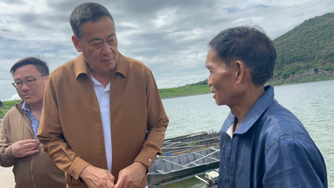 “เศรษฐา” ลงพื้นที่เหนือวันที่ 2 ชาวบ้านดีใจลงมาถามปัญหาถึงสันเขื่อนแม่กวง
